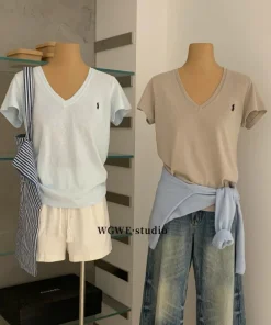 Áo thun cổ tim thêu ngựa